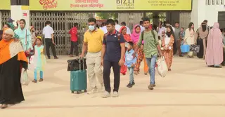 ঈদের চতুর্থ দিনেও সড়কে বাড়তি ভাড়া গুনতে হচ্ছে যাত্রীদের